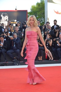 Naomi Watts feet photo thumbnail