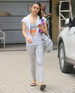 Kiara Advani feet photo thumbnail