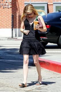 Emma Roberts feet photo thumbnail