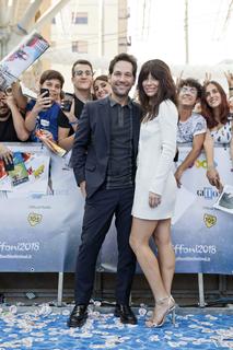 Evangeline Lilly feet photo thumbnail