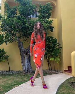 Xenia Tchoumitcheva feet photo thumbnail