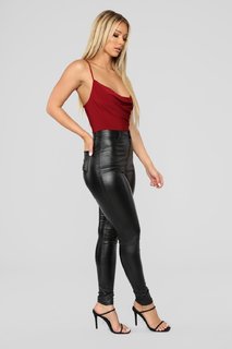 Lauren R. Wood feet photo thumbnail