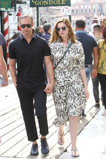 Anne Hathaway feet photo thumbnail