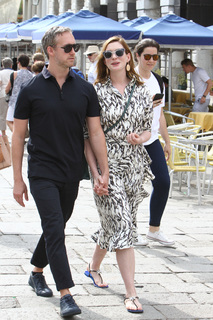 Anne Hathaway feet photo thumbnail