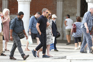Anne Hathaway feet photo thumbnail