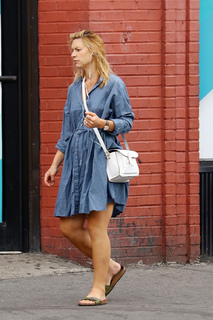 Claire Danes feet photo thumbnail
