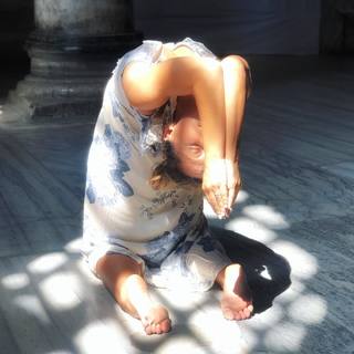 Kino MacGregor feet photo thumbnail