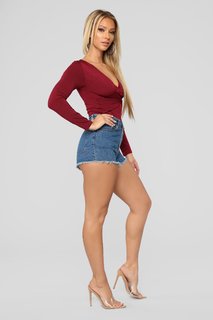 Lauren R. Wood feet photo thumbnail