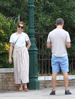 Anne Hathaway feet photo thumbnail
