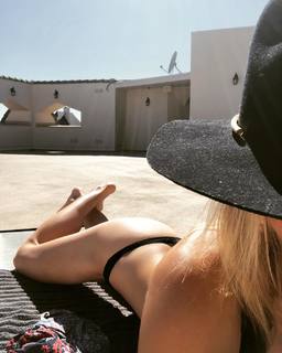 Laura Vandervoort feet photo thumbnail