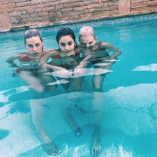 Vanessa Hudgens feet photo thumbnail
