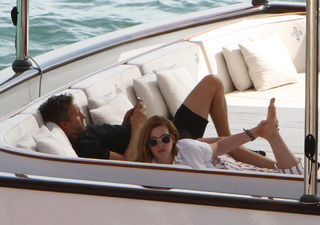 Anne Hathaway feet photo thumbnail
