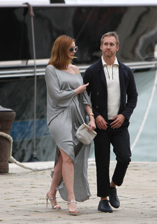 Anne Hathaway feet photo thumbnail