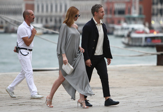 Anne Hathaway feet photo thumbnail