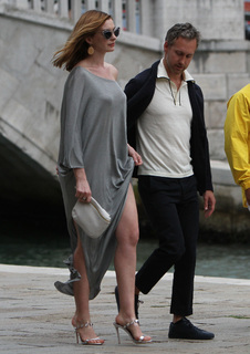 Anne Hathaway feet photo thumbnail
