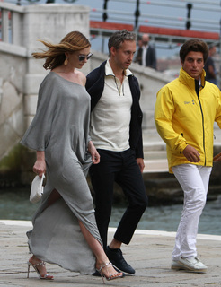 Anne Hathaway feet photo thumbnail