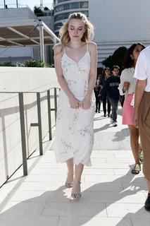 Dakota Fanning feet photo thumbnail