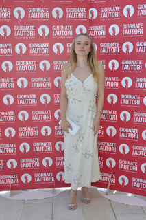 Dakota Fanning feet photo thumbnail