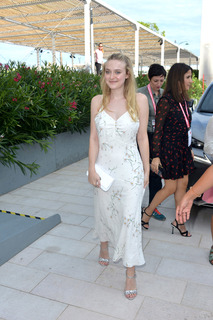 Dakota Fanning feet photo thumbnail