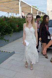 Dakota Fanning feet photo thumbnail