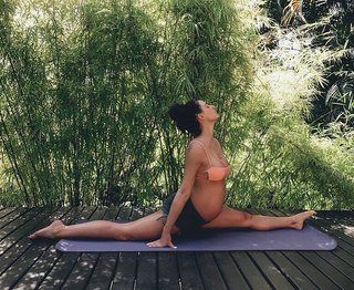 Isis Valverde feet photo thumbnail