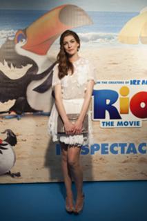 Anne Hathaway feet photo thumbnail