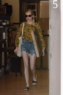 Emma Roberts feet photo thumbnail
