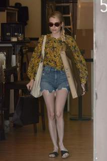 Emma Roberts feet photo thumbnail