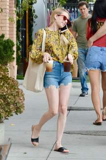 Emma Roberts feet photo thumbnail