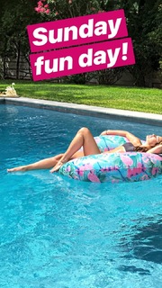 Lea Michele feet photo thumbnail
