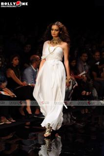 Dia Mirza feet photo thumbnail