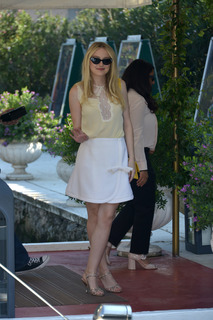 Dakota Fanning feet photo thumbnail