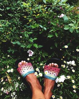 Halle Berry feet photo thumbnail