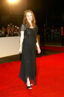 Julianne Moore feet photo thumbnail