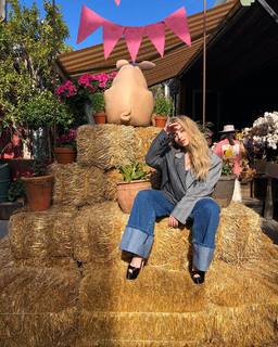 Sabrina Carpenter feet photo thumbnail