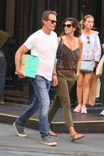 Cindy Crawford feet photo thumbnail