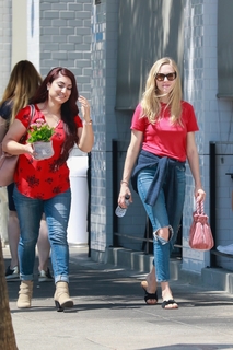 Amanda Seyfried feet photo thumbnail