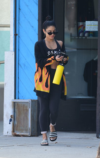 Vanessa Hudgens feet photo thumbnail