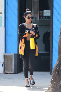 Vanessa Hudgens feet photo thumbnail
