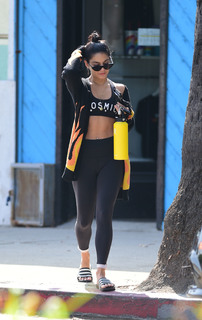 Vanessa Hudgens feet photo thumbnail