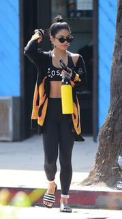 Vanessa Hudgens feet photo thumbnail