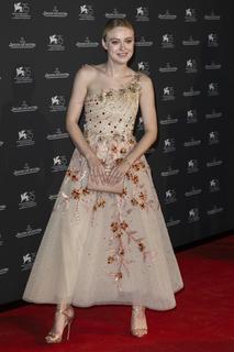 Dakota Fanning feet photo thumbnail