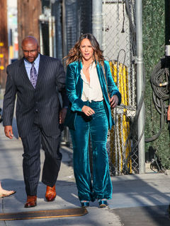 Jennifer Love Hewitt feet photo thumbnail