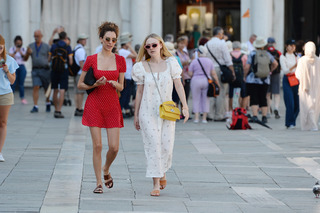 Dakota Fanning feet photo thumbnail