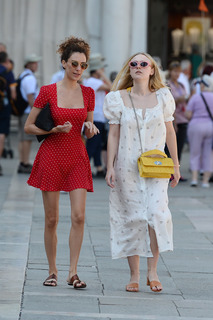 Dakota Fanning feet photo thumbnail