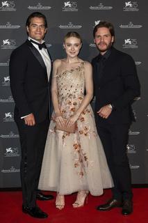 Dakota Fanning feet photo thumbnail
