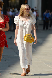 Dakota Fanning feet photo thumbnail