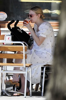 Dakota Fanning feet photo thumbnail