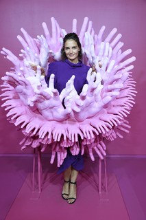 Katie Holmes feet photo thumbnail