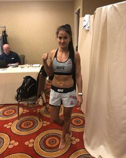 Karolina Kowalkiewicz feet photo thumbnail